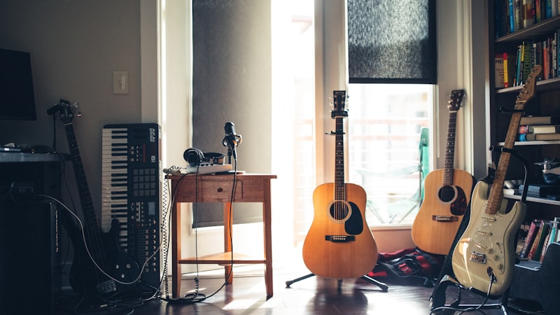 星光舞台用户才艺表演概念图 - 一个虚拟舞台上，用户的全息形象正在表演，台下是闪烁的星光与虚拟观众